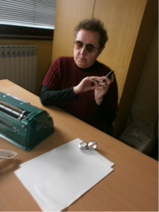 Sat, mobitel i pisaća mašina za slijepe